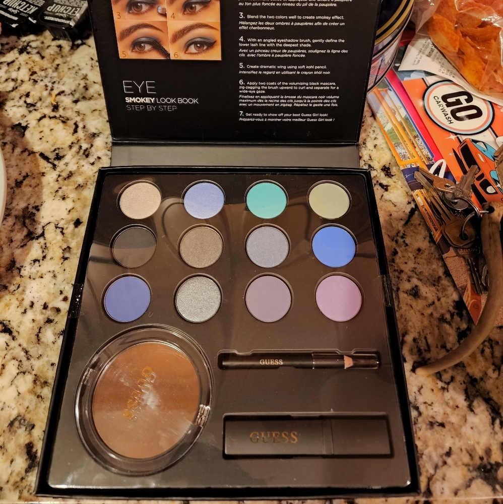 Guess Eye Smokey Look Book